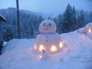 安塚区切越地内　大きな雪だるま（写真）