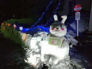 安塚区総合事務所前　マイナちゃんの雪像（写真）