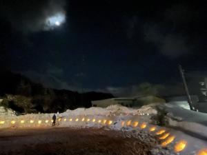 雪だるま物産館前（安塚区樽田）並んだ灯（写真）