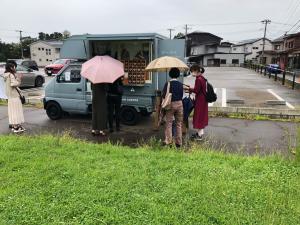 雨でも頑張るキッチンカー（写真）