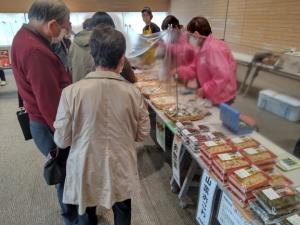 まんま特産品販売の様子（写真）