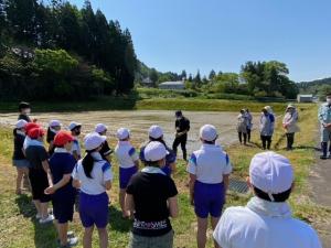 田植えの説明を受ける生徒（写真）