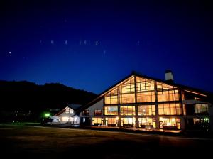 キューピットバレイ　夜のセンターハウス（写真）