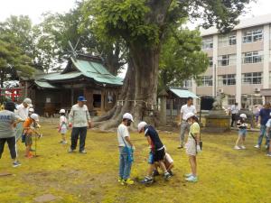 地元小学校児童による肥料の植え込み作業の様子（写真）