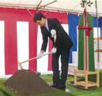 鍬入之儀で鍬を入れる中川市長（写真）