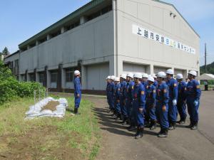 土のう積み訓練終了、団員集合（写真）