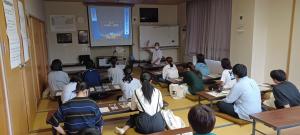 上教大体験学習の講義の様子（写真）