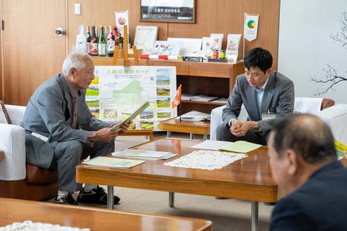 まちづくり市民大学から成果説明を受ける市長（写真）