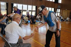 なかなか勝敗が決まらないじゃんけん（写真）