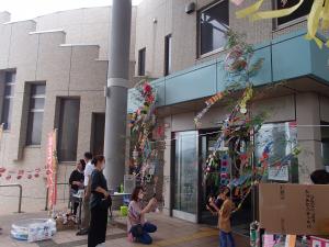 飾られた笹竹の前で記念撮影（写真）