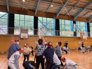スポーツ大会の玉入れの様子（写真）