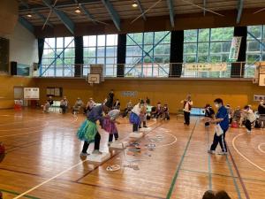 スポーツ大会の魚釣りレースの様子（写真）