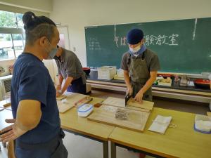 蕎麦を切っている様子（写真）