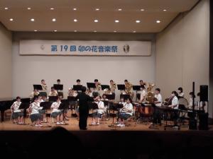 大潟町中学校吹奏楽部の演奏（写真）