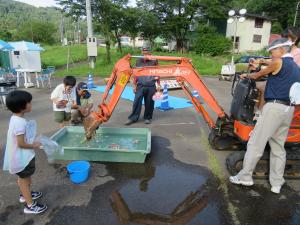 縁日のミニバックホーでスーパーボールすくい（写真）