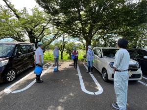 作業開始前打ち合わせの様子（写真）