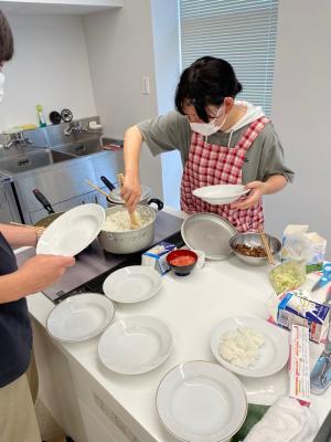 人数分のご飯をお皿に取り分ける様子（写真）