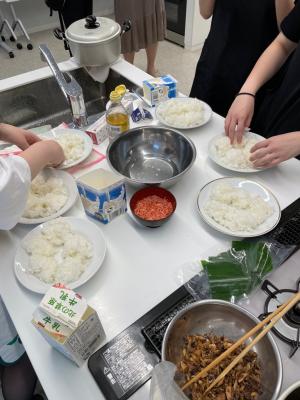 ご飯を分ける様子（写真）