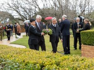 オーストラリア人戦争墓地での献花の様子（写真）