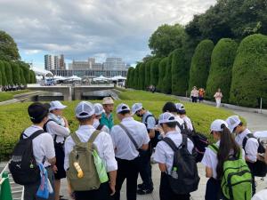 平和記念公園　ガイドの様子（背景が公園の写真）