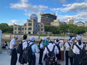 平和記念公園　ガイドの様子（背景が原爆ドームの写真）