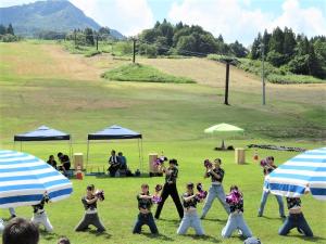 上越高等学校ダンス部によるオープニングパフォーマンス（写真）