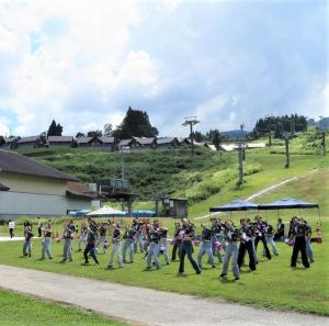 上越高等学校ダンス部によるオープニングパフォーマンス（全員写真）