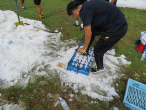 真夏の雪合戦大会　雪玉づくりの様子（写真）