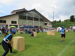 真夏の雪合戦大会　対戦の様子（写真）