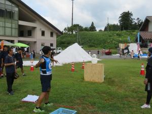 真夏の雪合戦大会　投てきの様子（写真）