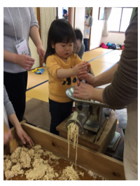 味噌づくりをする子ども（写真）