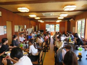 学生と細野集落の皆さんとの昼食の様子（写真）