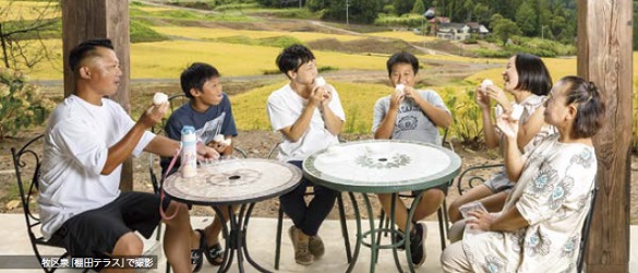 おにぎりを食べる皆さん　牧区泉「棚田テラス」で撮影（写真）