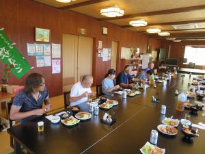 細野・六夜山荘の交流室で昼食（写真）