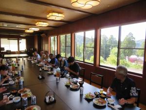 細野・六夜山荘の交流室で昼食（写真）