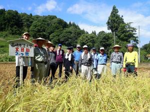 田んぼの中で記念撮影（写真）