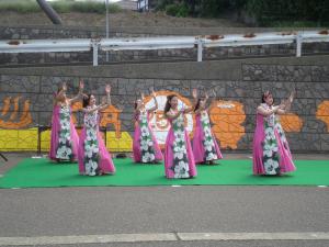 ピンクの衣装で踊るレイナプルメリアの皆さん（写真）