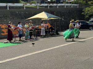 勝手にカズレレ上越の皆さんのウクレレ演奏（写真）