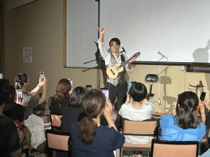 ライブの終盤で声援に応える名渡山さん（写真）