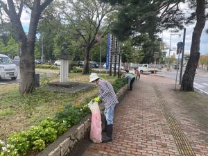 花壇北側の作業の様子（写真）