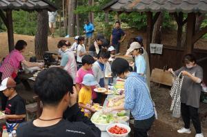 朝食を楽しむ子どもたち（写真）