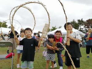 南京玉すだれを持つ子供たち（写真）