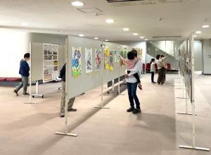 保育園児・小中学生作品展示の様子（写真）