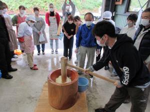 男子学生による餅つき（写真）