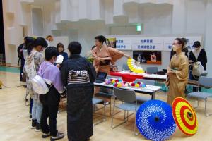 第3回地域クラブフェア　花柳流毬乃会による体験会の様子（写真）