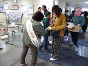 啓発物品を手渡す上越市明るい選挙推進協議会長（写真）