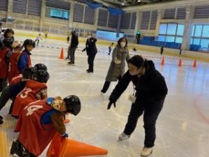 アイススケート体験会の様子（写真）