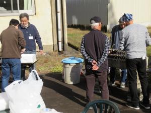 中山間地域支え隊の皆さんによるイワナ焼きの様子（写真）