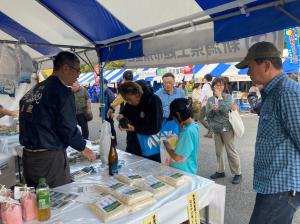 清里区の特産品販売の様子（写真）