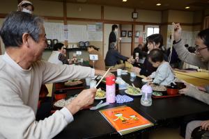 新そばを楽しむ家族の様子（写真）